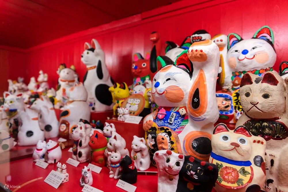 Maneki-Neko dolls inside museum