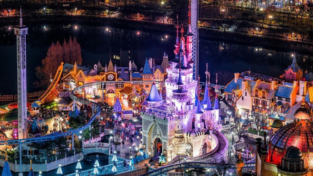 Lotte World at night is just amazing! Image credits to @hc_nain on Instagram