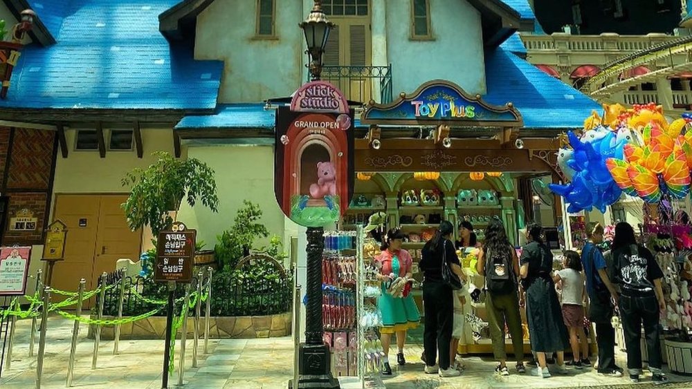 With numbers of indoor attractions, i dont have to worry about getting wet! Image credits to @clem_inkorea on Instagram