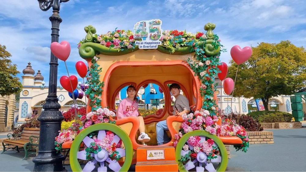 What a happy couple! Image credits to @najeujan on Instagram