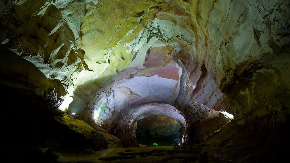 Đặt Chân Đến Hang Động Lớn Nhất Thế Giới