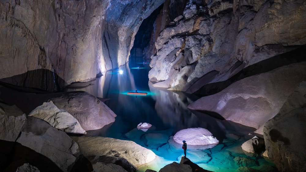 Thả Mình Trong Dòng Nước Mát Lạnh Trong Hang Đá