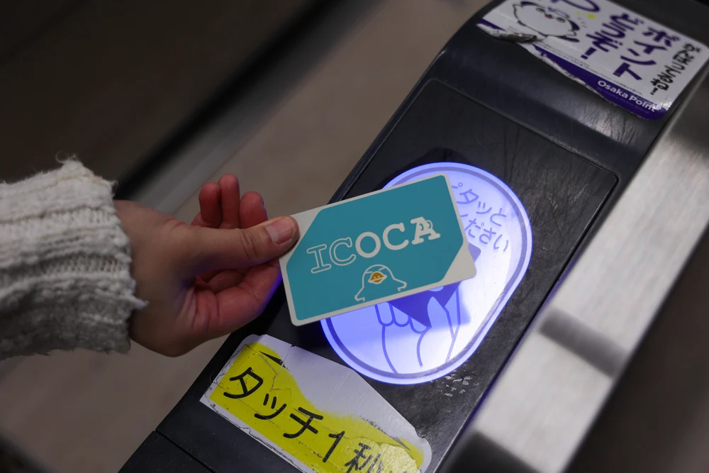 Person tapping an ICOCA card