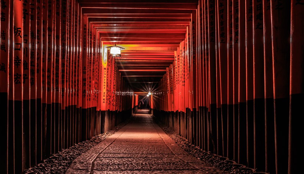 torii gates at fushimi inari shrine kyoto