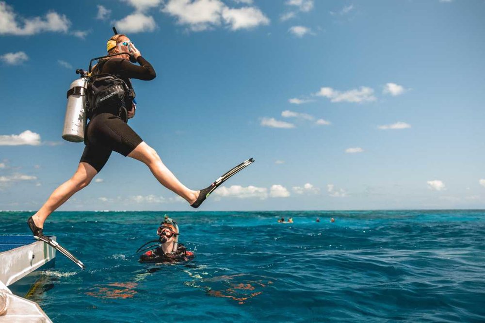 ケアンズ　グレートバリアリーフ　ダイビングに飛び込む人