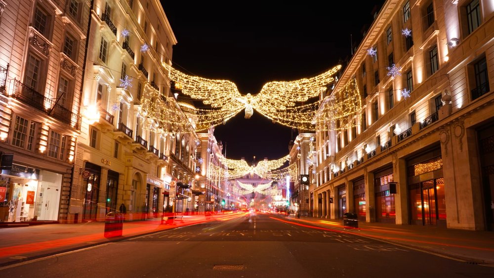 Glowing heavenly bodies bless the streets of Piccadilly! Credits to @tomcchen on Unsplash