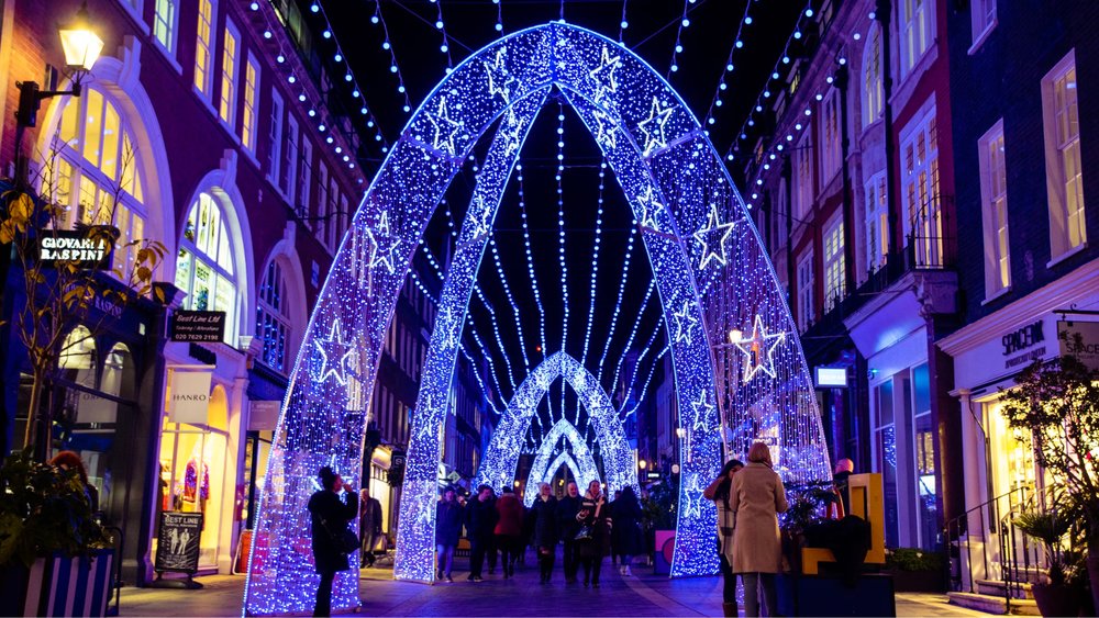 South Molton Street envelopes you in festive displays! Credits to @george_ciobra on Unsplash