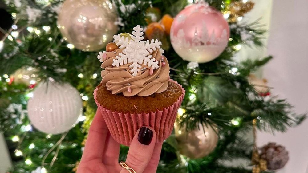 No walk along the Belgravia Christmas lights is complete without a Christmas cupcake from Peggy Porschein! Credits to @kate_in_london on Instagram