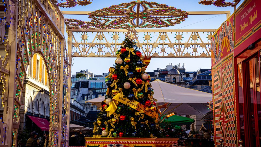Covent Garden goes all out on Christmas decorations!]  Credits to @george_ciobra on Unsplash