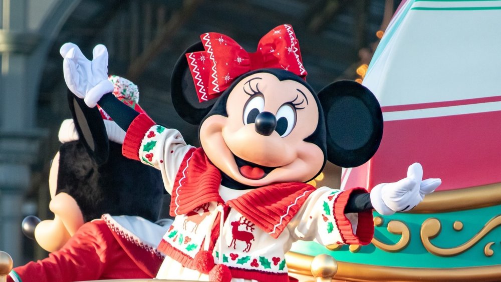 Witness your fave Disney characters at the Christmas Fantasy Parade!  Credits: @d_dadadabao32 on IG