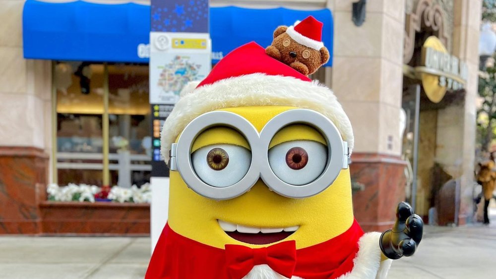 Don’t miss out on these cute Minions and their Happy Christmas Greeting show at the Minion Park!  Credits: @y.o_o.ko on IG