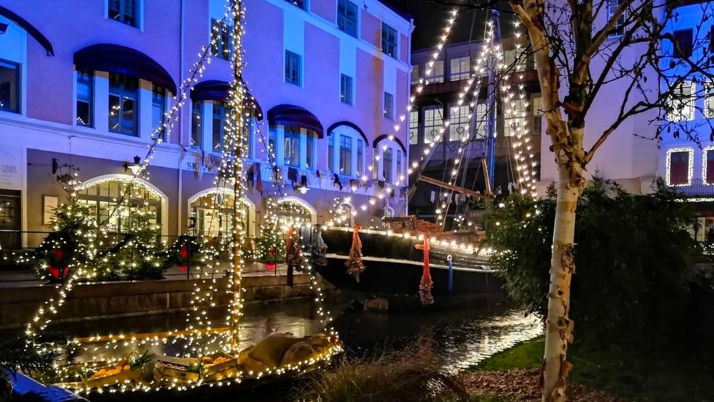 Watch the amusement park turn into a beautiful Christmas market! Credits to @historiasdeunaautocaravana on Instagram