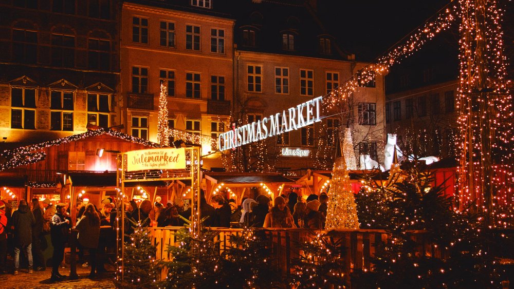  Find hygge in the city's Christmas markets! Credits to @ishootambience on Unsplash