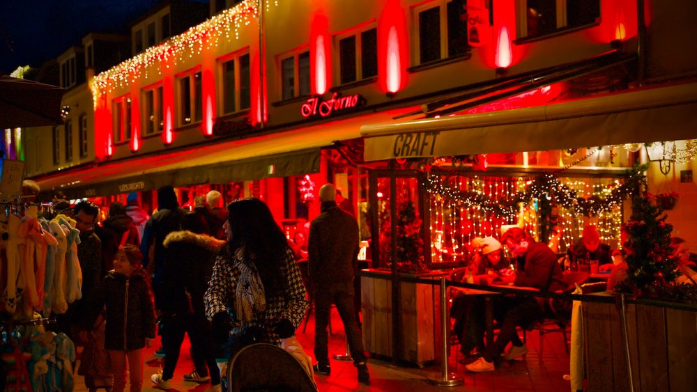 Let the Christmas lights guide you around Kerststad Valkenburg! Credits to @kingsukpasari on Unsplash