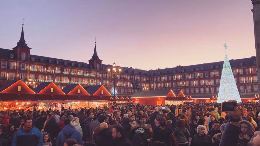 See the amazing finds that await you at each stall! Credits to @thepaul_oficial on Instagram