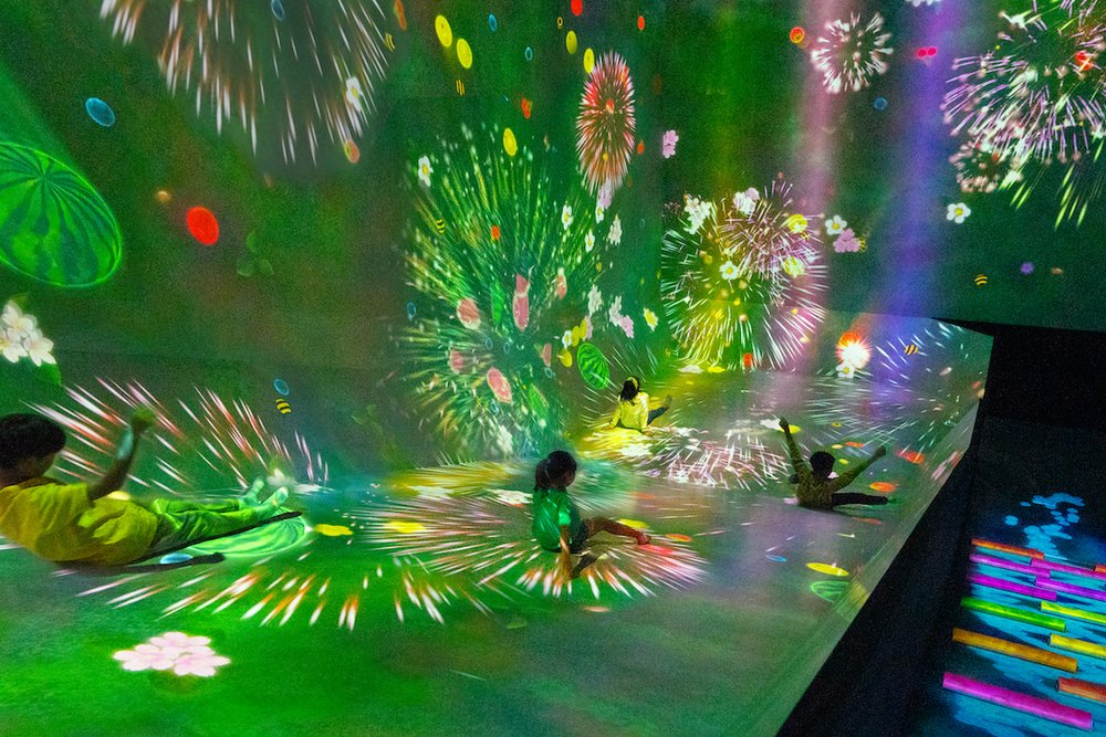 teamLab, Sliding through the Fruit Field © teamLab