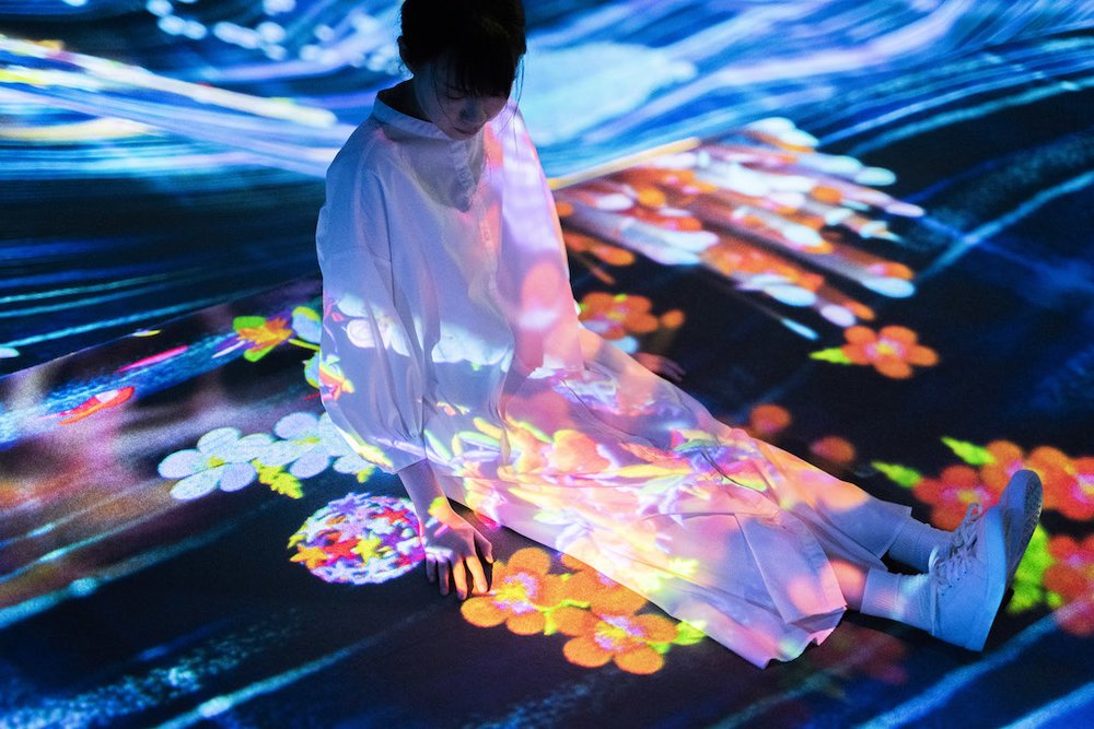 teamLab, Graffiti Nature - Beating High Mountains and Deep Valleys, Red List © teamLab