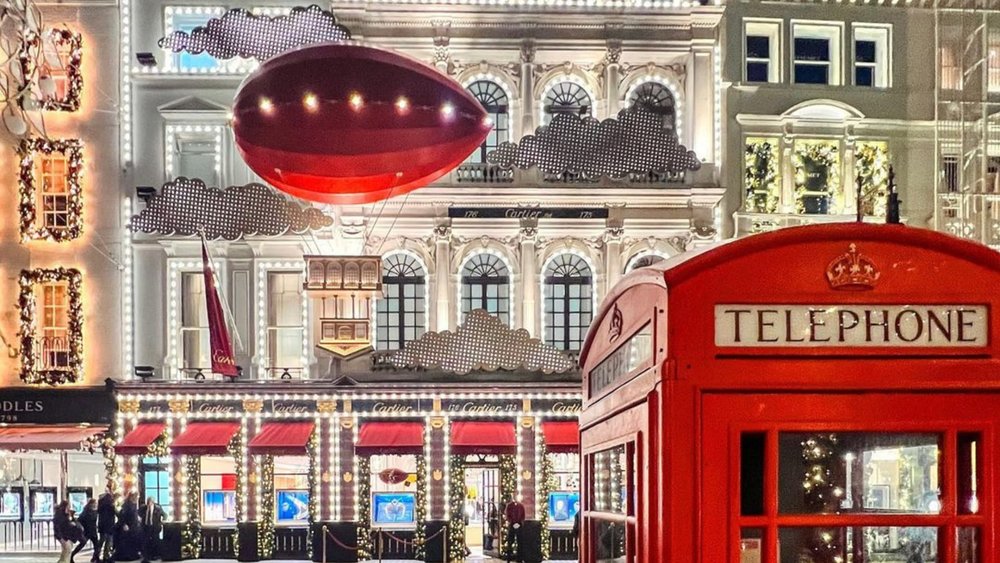 Nothing is bigger, bolder, and brighter than Bond Street during Christmas! Credits to @mariandthecity on Instagram