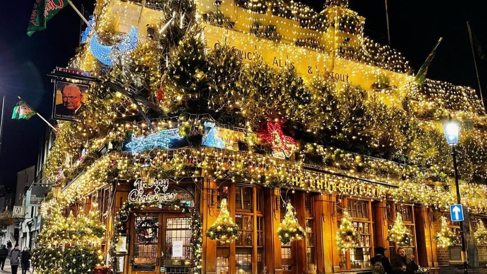 It's impossible to miss the extravagantly decorated Churchill Arms in the area! Credits to @drawmearoad on Instagram