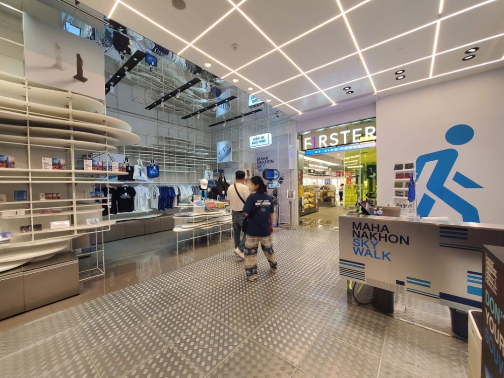 バンコク マハナコン・スカイウォーク 4階の免税店「キングパワーマハナコン」