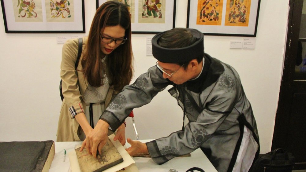 Học Làm Tranh Đông Hồ Với Sự Hướng Dẫn Của Các Nghệ Nhân