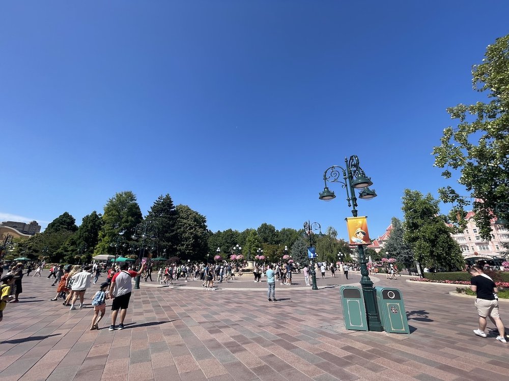 ディズニーランド　パリ　駅を出た広場