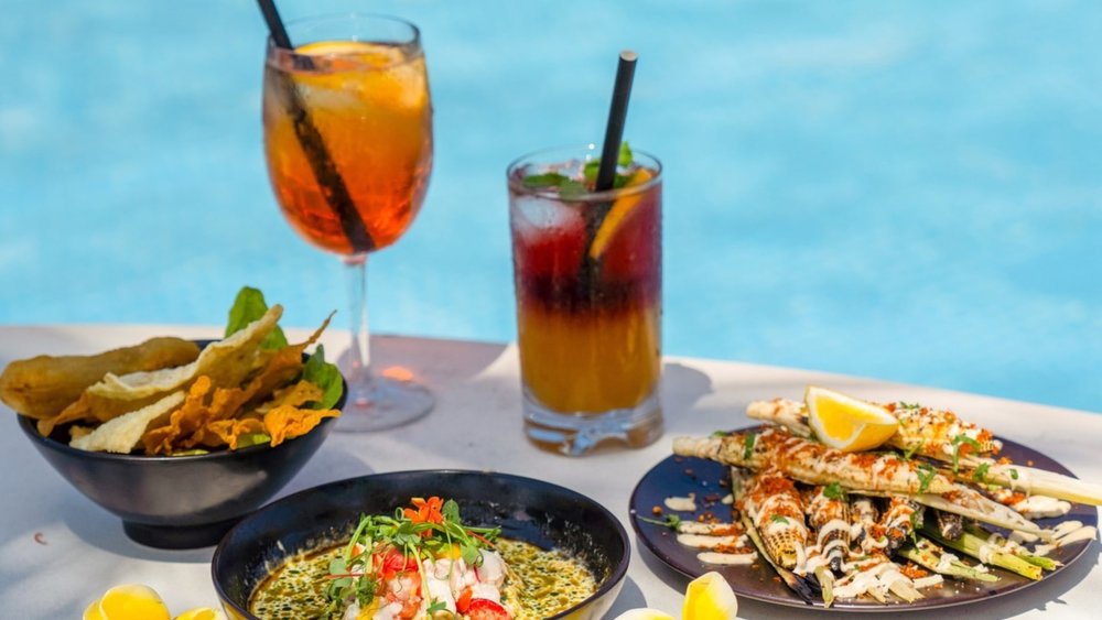 Serving up some mouthwatering dishes that pair perfectly with refreshing summer cocktails! Credits to @finnsbeachclub on Instagram