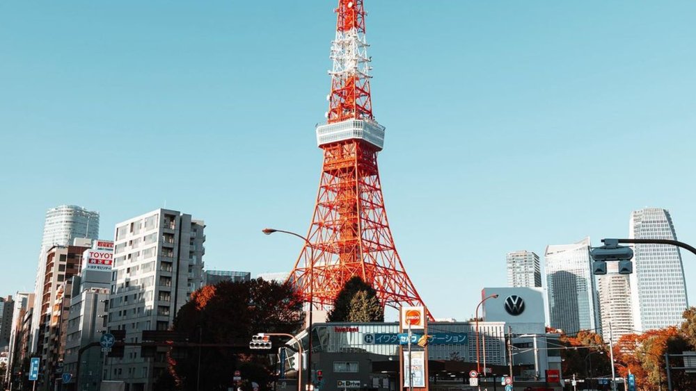 Chase the sunrise at Tokyo Tower. Credits to @shiifoncake on Instagram