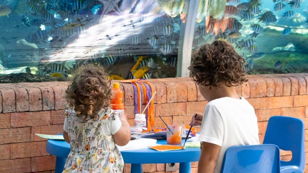 Kids can engage in a fun afternoon activity on top of a delicious meal! Credits to @koralbali on Instagram