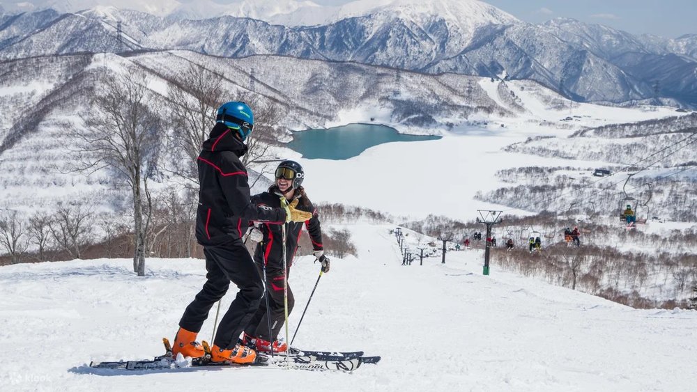 帶著愉快的心情和朋友暢遊苗場回雪場的美麗風景中