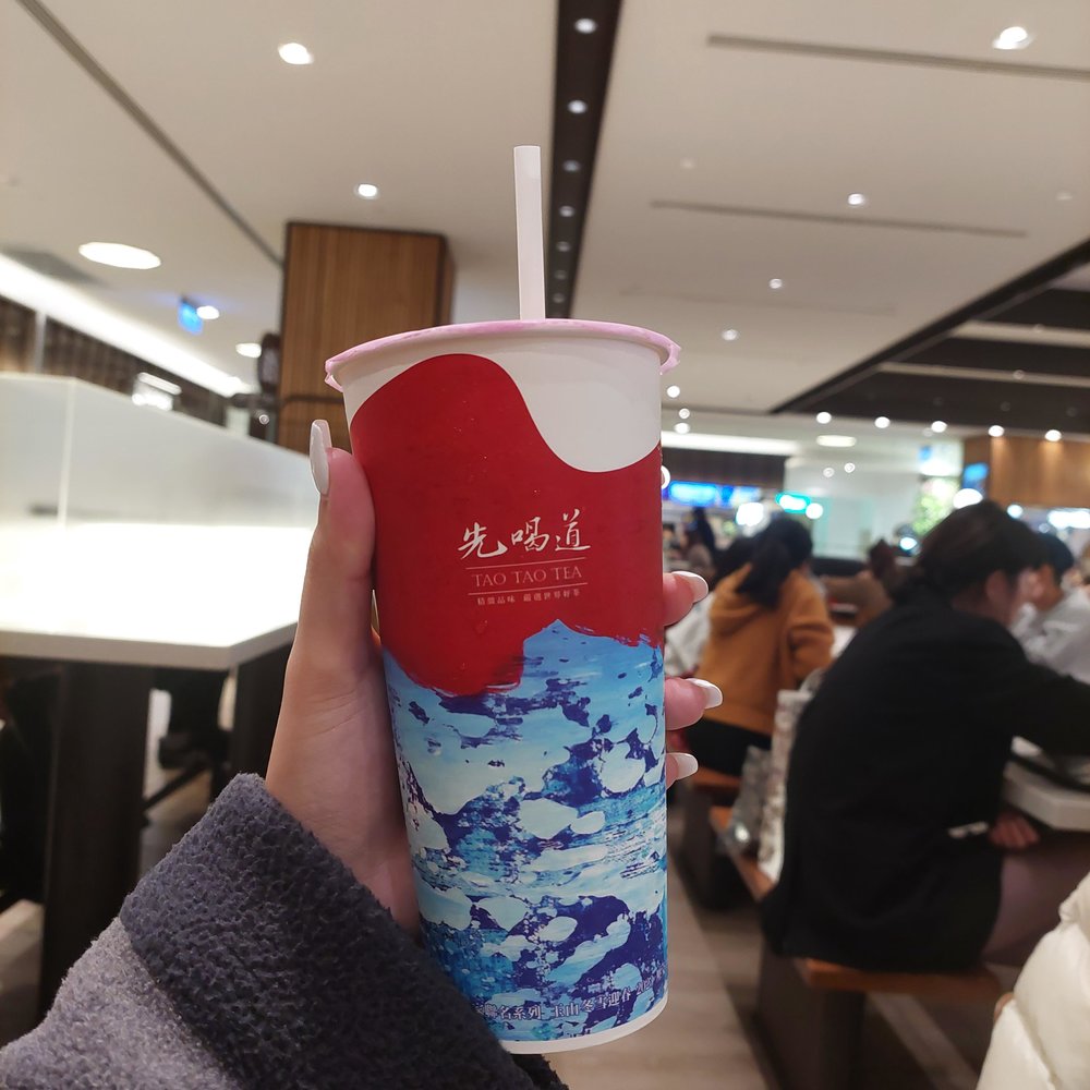 Person holding a cup of milktea