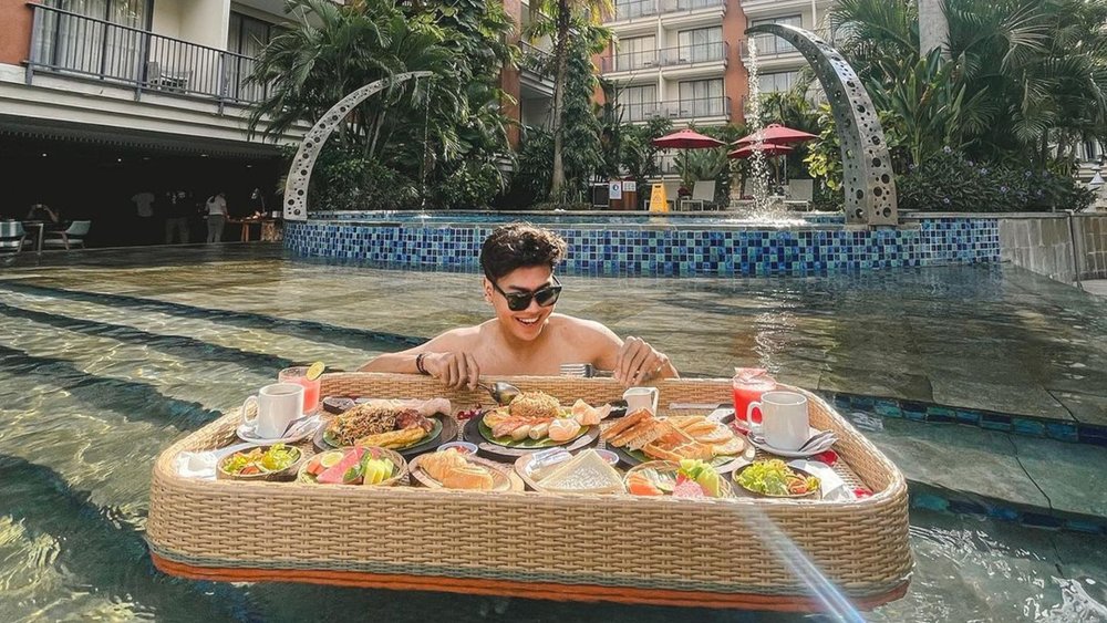 Feeling a little extra? Have a ‘Floating Breakfast’ by the pool!  Credits: @rixwoe on IG