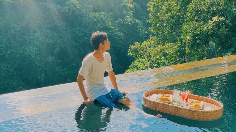 Find peace in nature (and in a floating breakfast!)  Credits: @cabal_alfarghani on IG