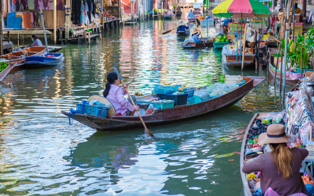 Mua Sắm Thỏa Thích Tại Những Cửa Hàng Phong Phú