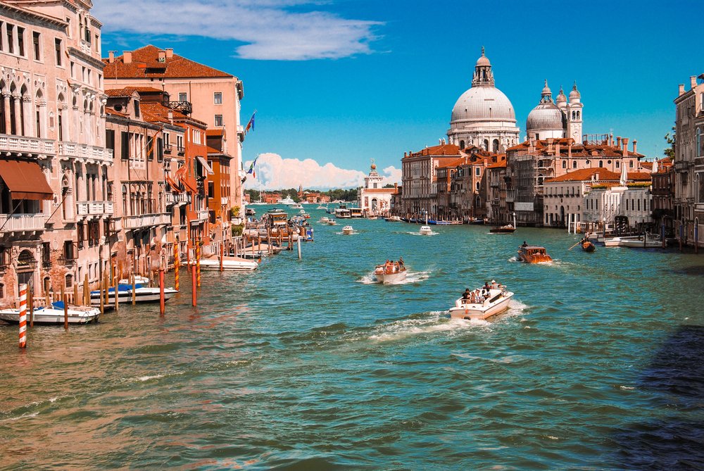 Canal in Venice - how to travel around Italy