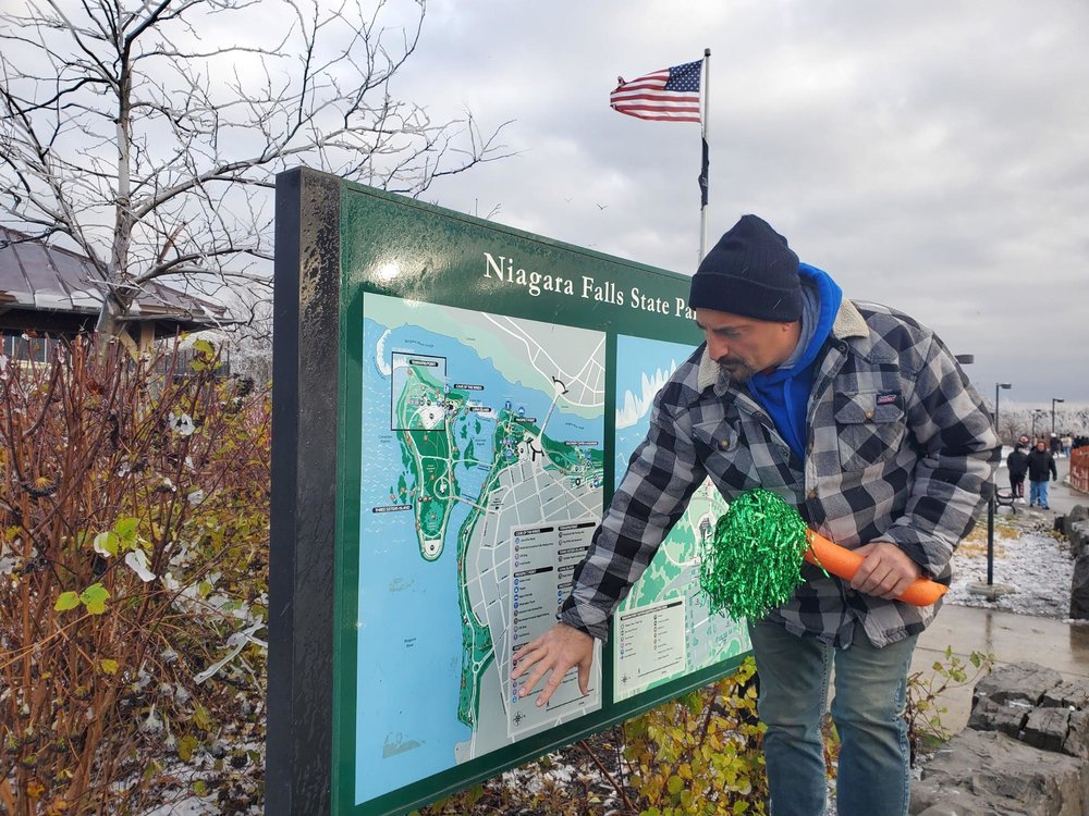 Niagara Falls man with flowers