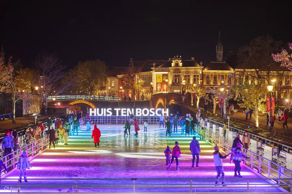 Be amused by the quirkiness of Huis ten Bosch!