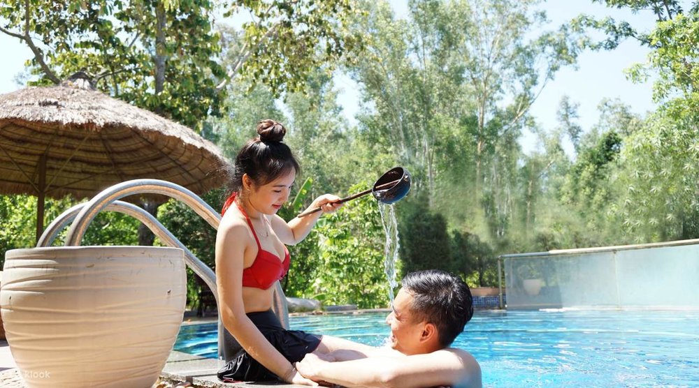 couple in thap ba mineral pool