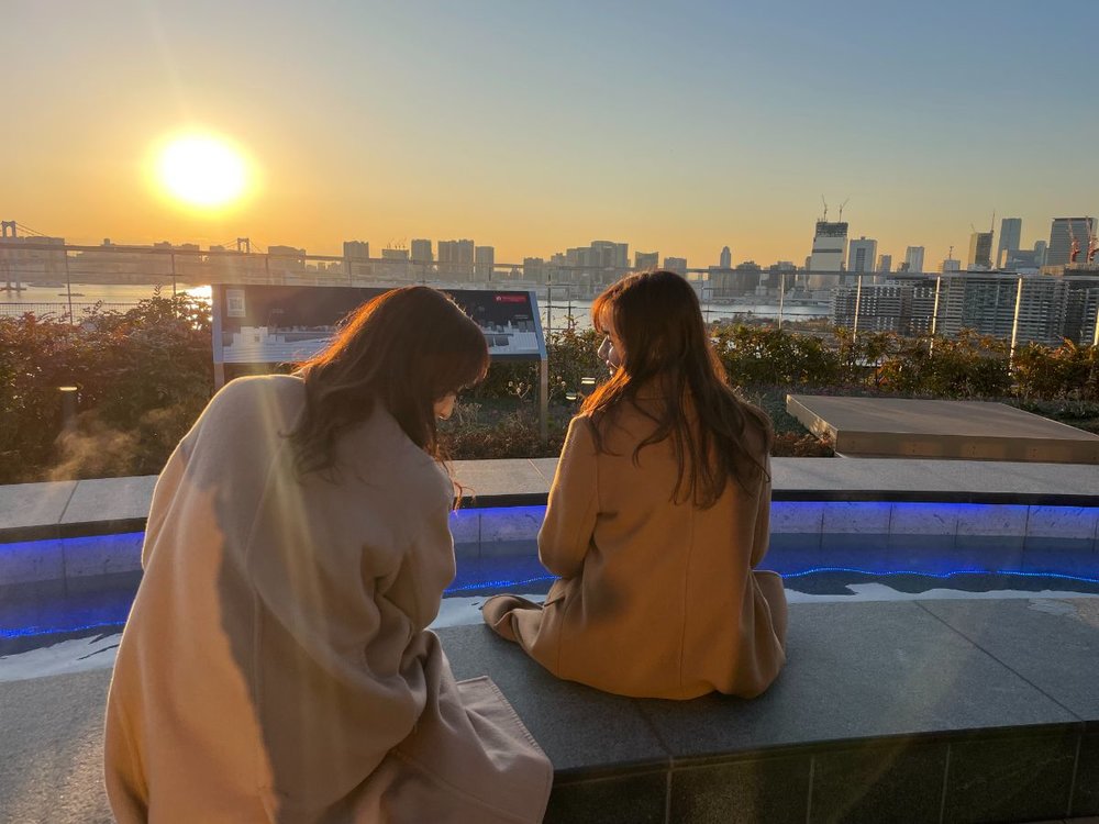 Toyosu Manyo Onsen　足湯と女性