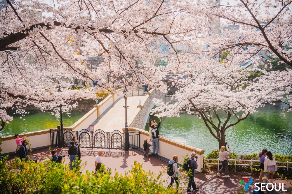 Seokchon Lake