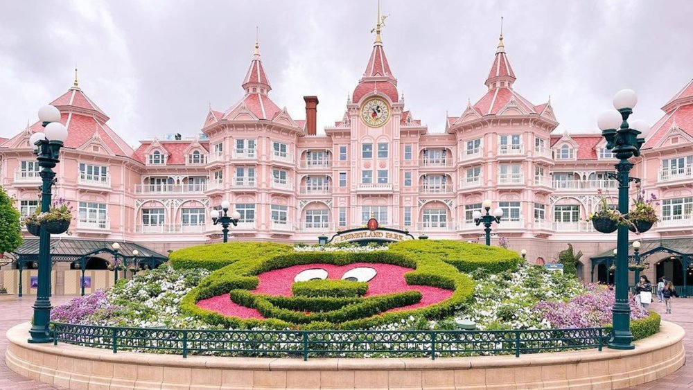 Fall in love with Disneyland Paris! Credits to @luciayam on Instagram