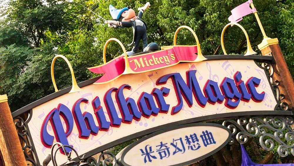 Enjoy magic tricks you can see, feel, smell, and hear!  Credits to @hkdisneyland on Instagram