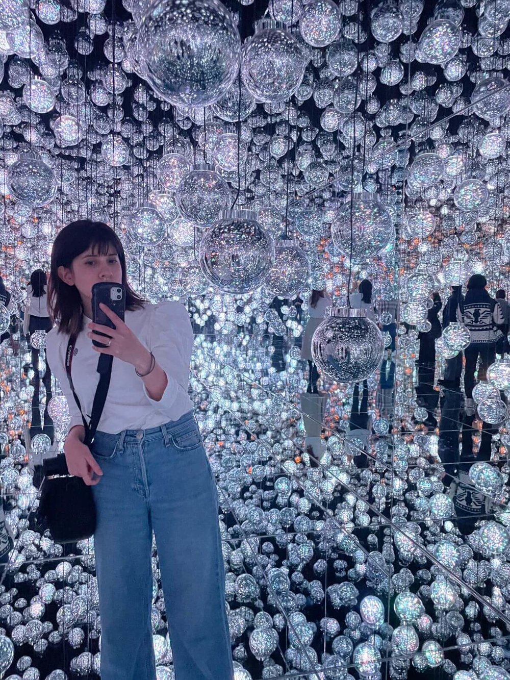 teamlab Borderless　煌びやかな光の中の女性