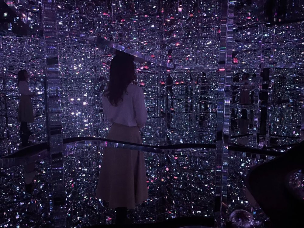 teamlab Borderless　幾何学的な光と女性の後ろ姿