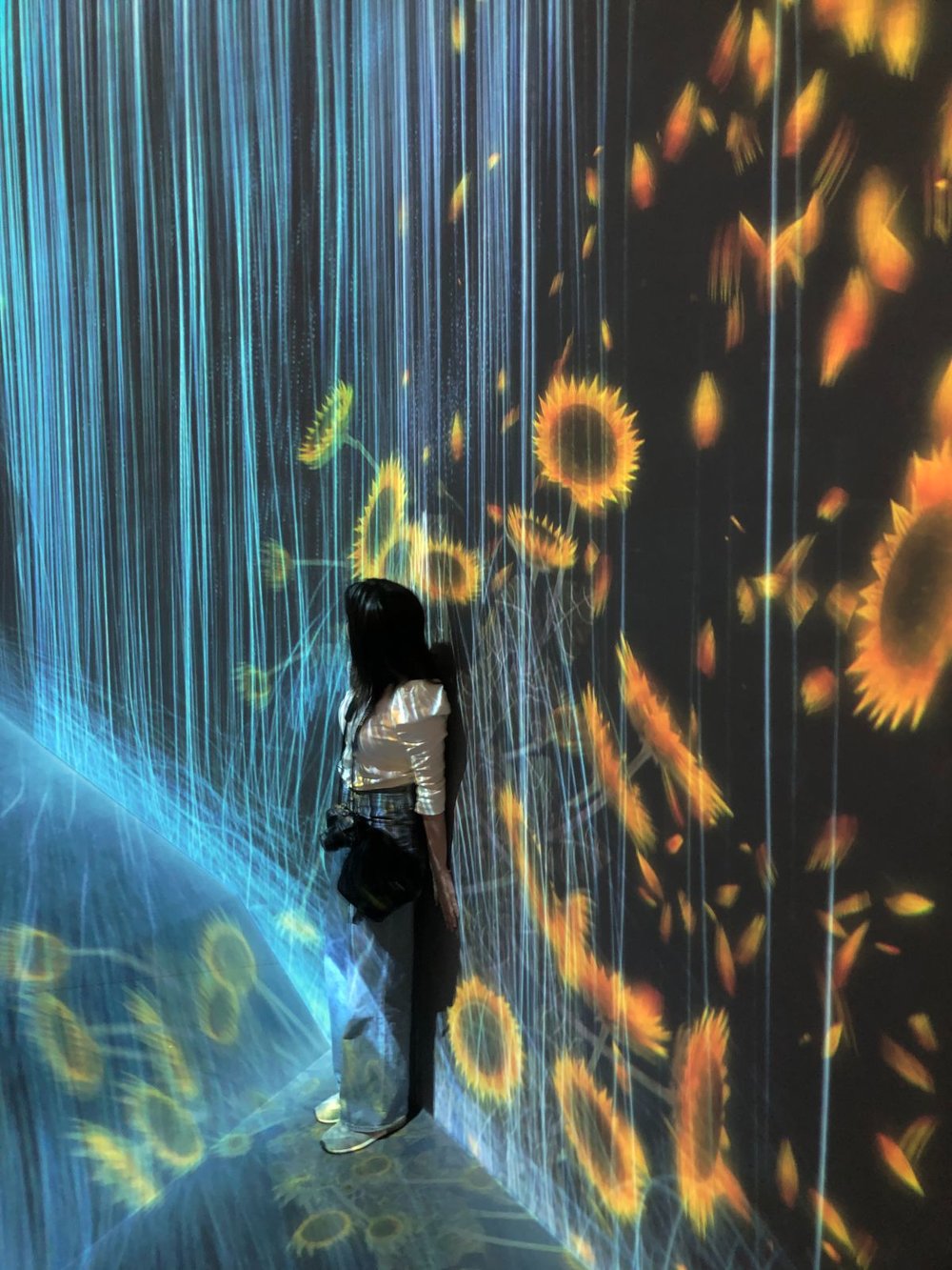 teamlab Borderless　アートにとけ込む女性（ひまわり）