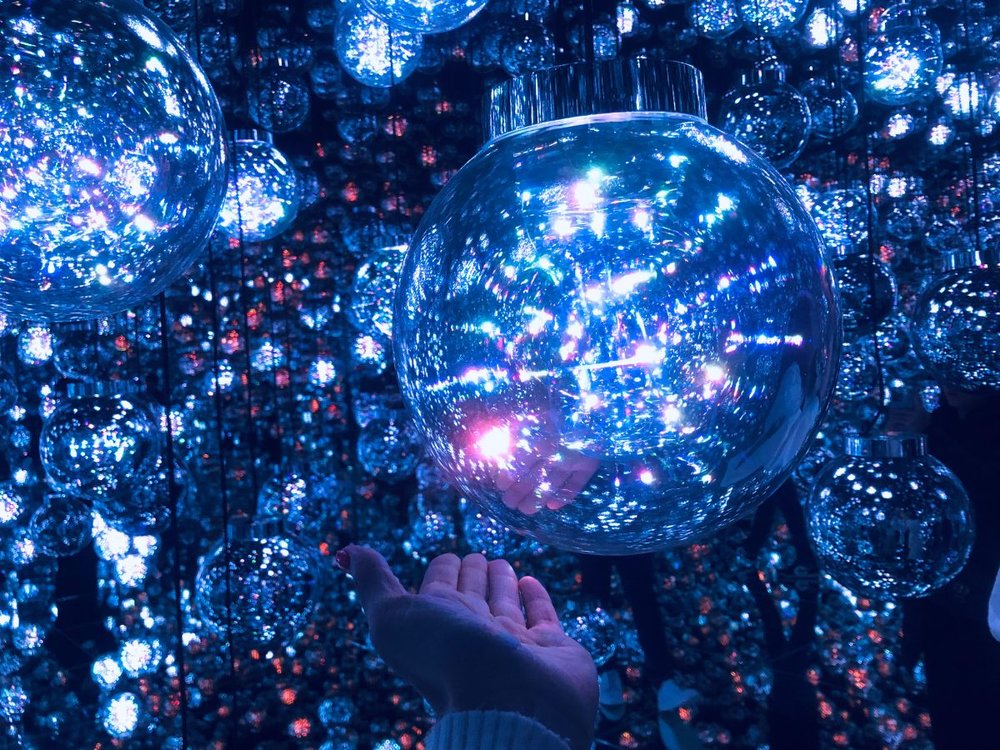 teamlab Borderless　煌びやかな光に手をかざして