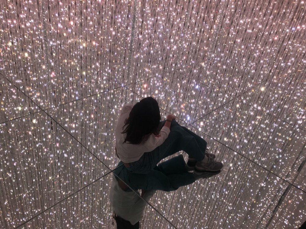 teamlab Borderless　光の中に座る女性