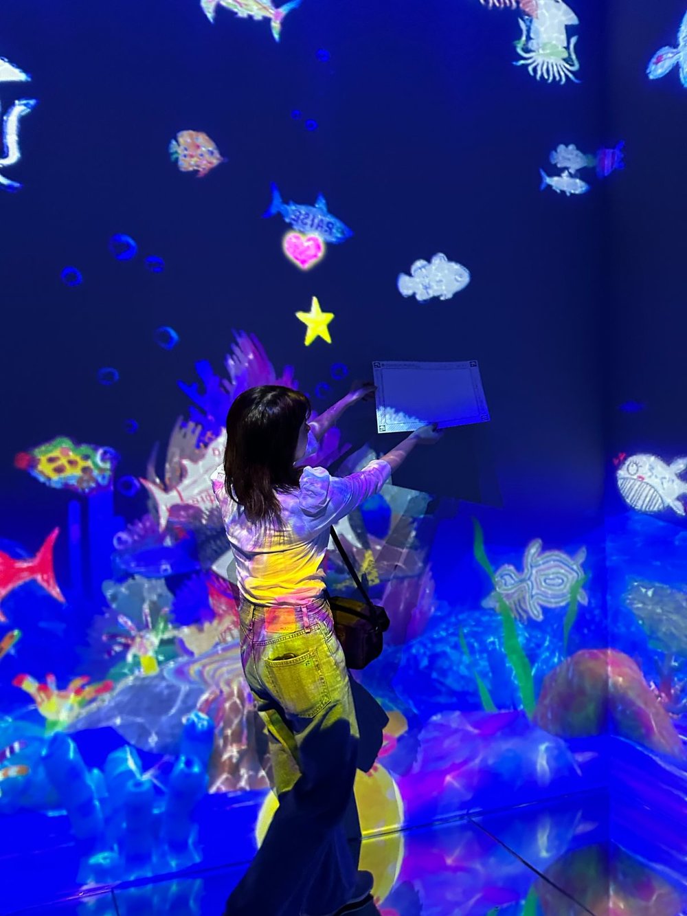 teamlab Borderless　海中アートと女性