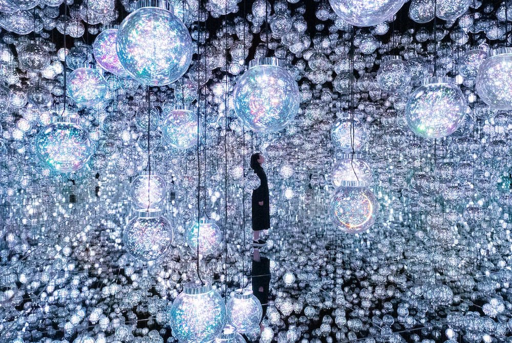 teamLab, Bubble Universe: Physical Light, Bubbles of Light, Wobbling Light, and Environmental Light © teamLab