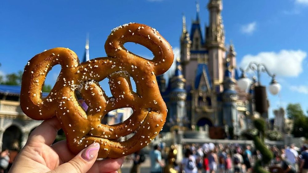 Grab a bite whilst wandering around Disneyland! Image credits to @mickeytravels on Instagram.
